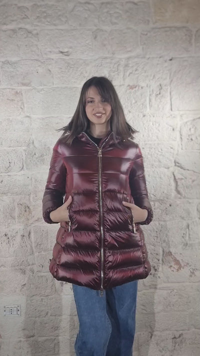 Nosecrets Piumino lungo iconico color ciliegia con cappuccio