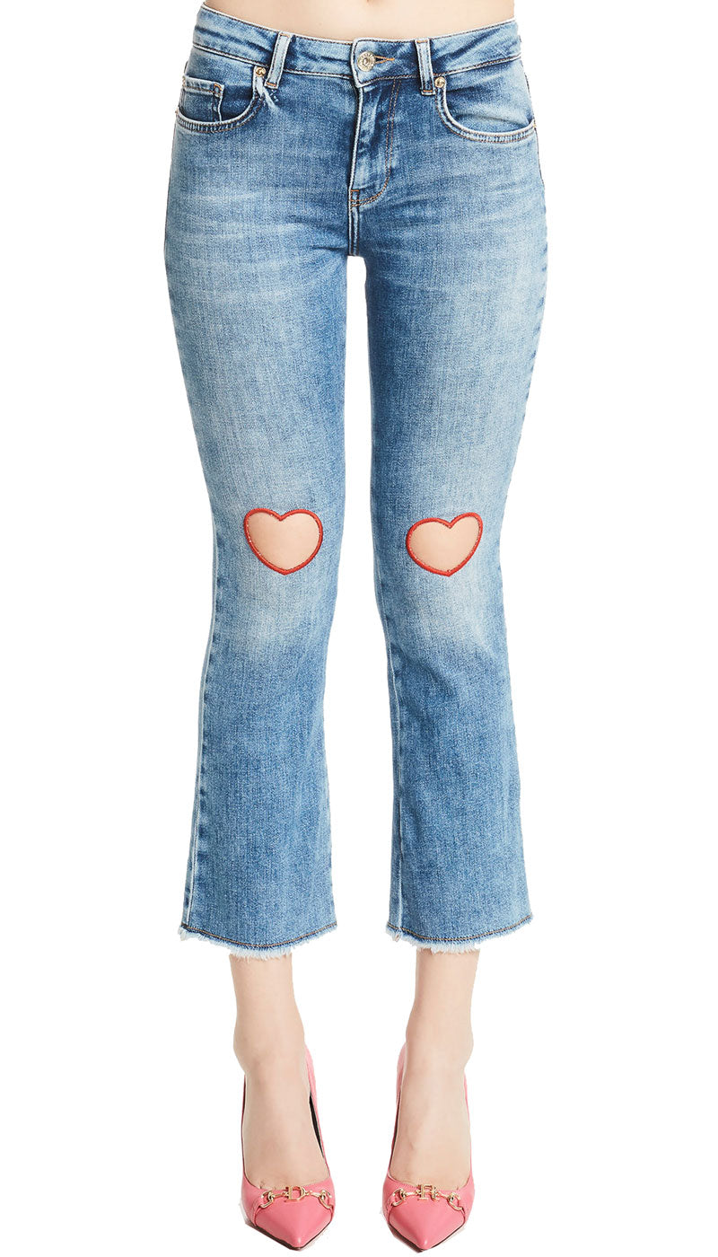 Denny Rose Jeans - Jeans flaire cropped con patch a forma di cuori. (6686967038087)